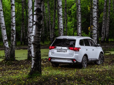 slide image for gallery: 25088 | Mitsubishi Outlander