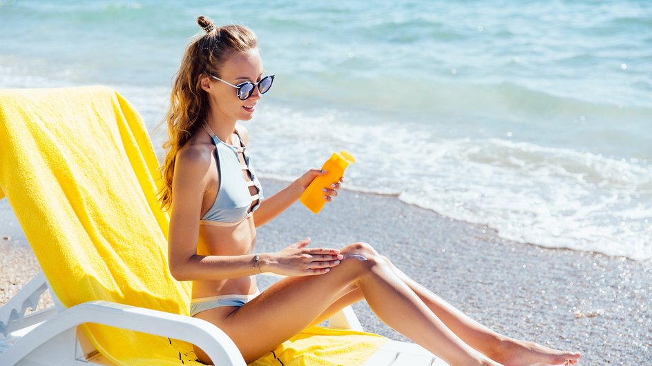 Девушка на пляже, которая пользуется SPF только в солнечную погоду, использует эфирная масла и кислоты на солнце, что провоцирует появление гиперпигментации Девушка на пляже, которая пользуется SPF только в солнечную погоду, использует эфирная масла и кислоты на солнце, что провоцирует появление гиперпигментации