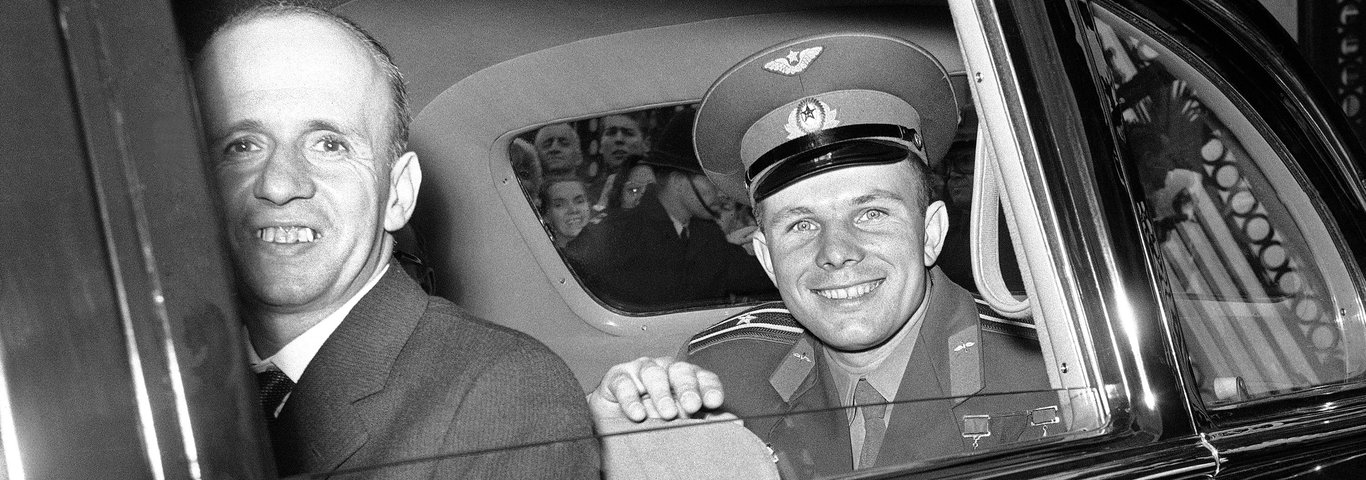 Юрий Гагарин, советский космонавт, покидает Букингемский дворец в Лондоне, Великобритания, 14 июля 1961 года