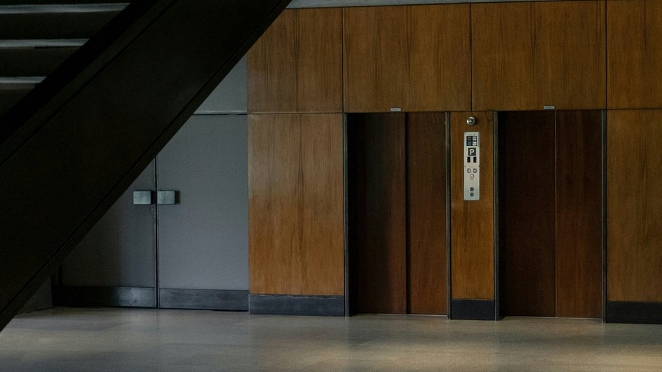 Двери лифтов в темном коридоре