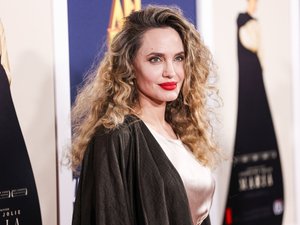 джоли в черном кудрявые волосы