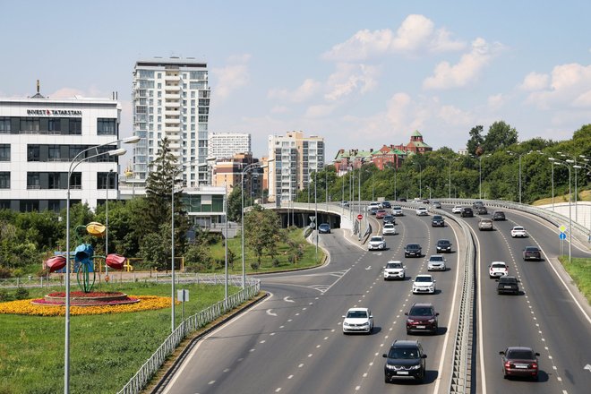 Россия. Республика Татарстан. Казань. Движение автомобилей на одной из дорог города