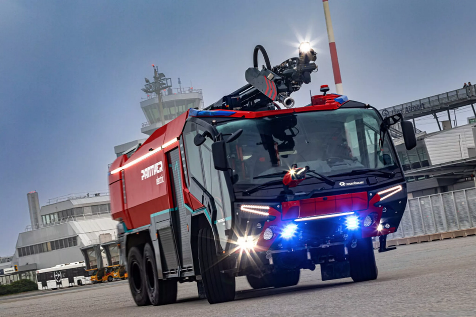 Красная пожарная машина Rosenbauer Panther 6x6 Electric создана для работы на территории аэропортов