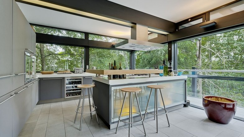 Кухонная зона и стойка для завтраков. Фото: Savills