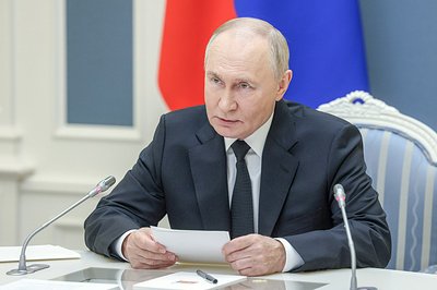 Путин поздравил выпускников школ Путин поздравил выпускников школ