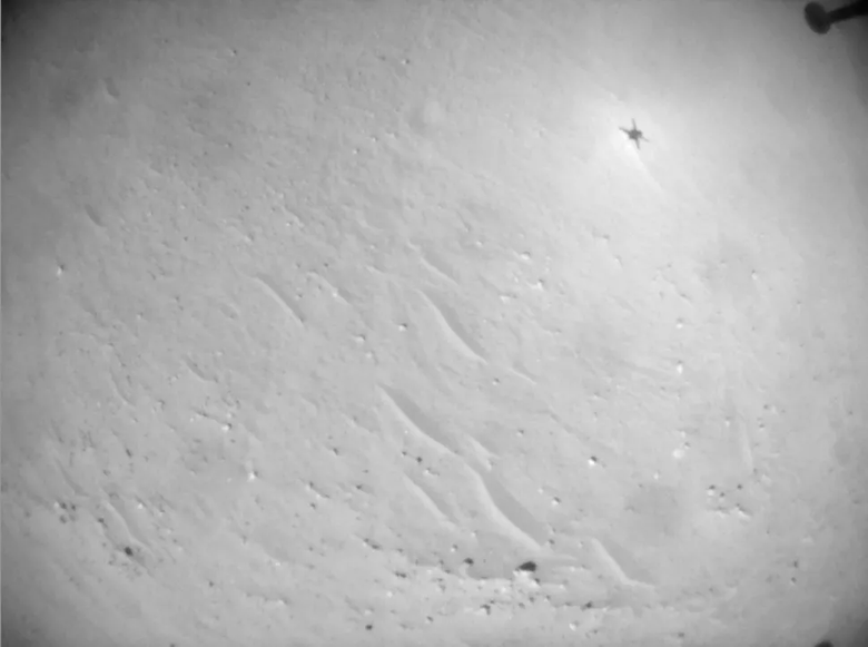 Еще один кадр, сделанный в ходе апрельского полета. На нем видна тень Ingenuity. Фото: NASA