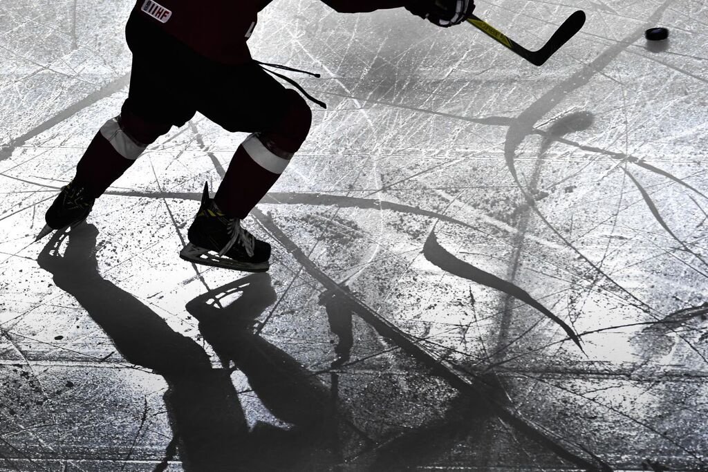 В Канаде хоккейная драка завершилась удушением вратаря: видео