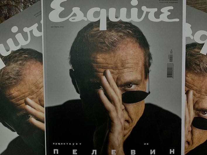 Обложка журнала Esquire с Юрой Борисовым в образе Виктора Пелевина, сентябрь 2021 года Обложка журнала Esquire с Юрой Борисовым в образе Виктора Пелевина, сентябрь 2021 года