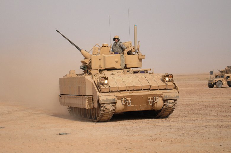 M2A3 Брэдли 1-й кавалерийской дивизии США с комплектом навесной динамической защиты, Ирак, 2011 год / Wikimedia