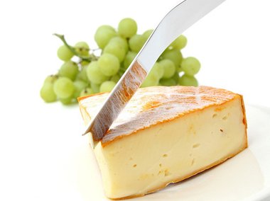 Slide image for gallery: 3088 | Комментарий lady.mail.ru: нож для сыра изготовлен таким образом, что в любой момент его можно положить на стол и не запачкать лезвием скатерть