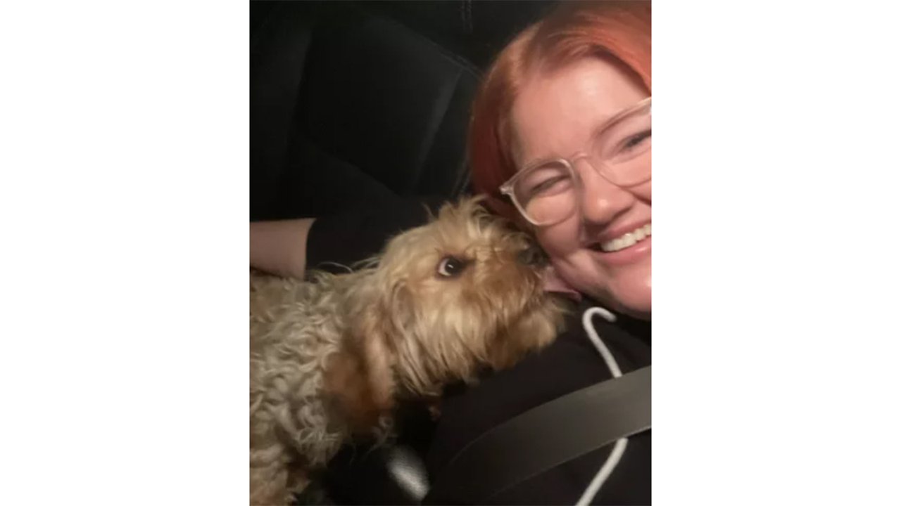 Девушка забрала собаку из дома, где та была никому не нужна Девушка забрала собаку из дома, где та была никому не нужна