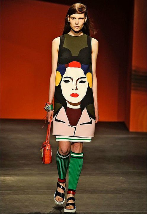 Показ весенне-летней коллекции Prada на Неделе моды в Милане