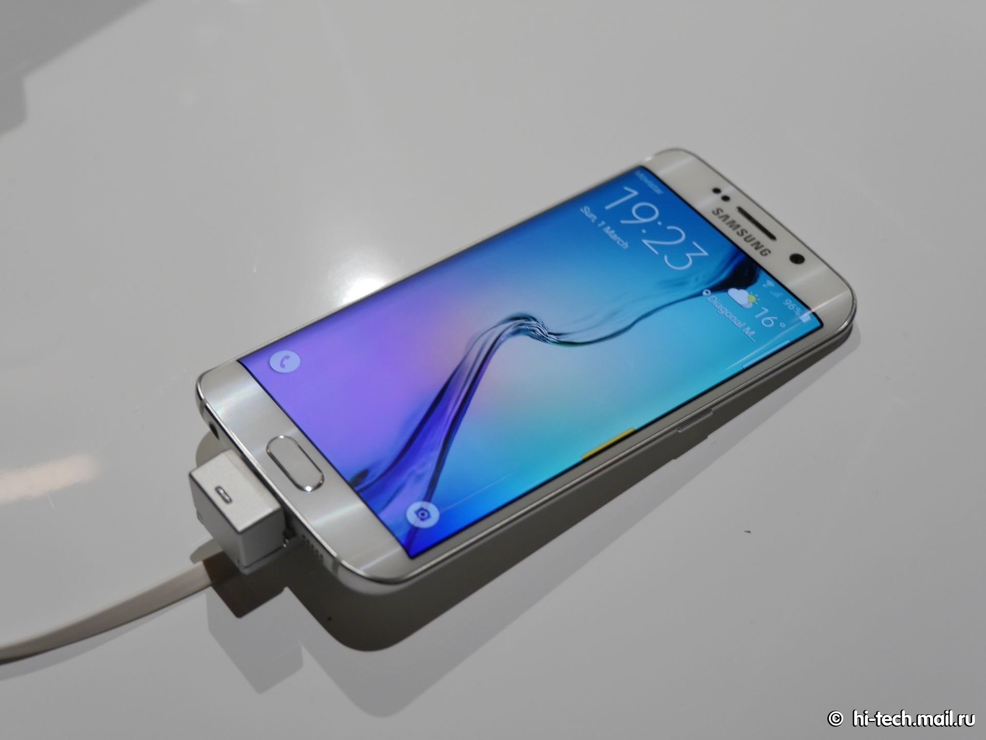 Samsung GALAXY S6 edge на MWC 2105: топовый смартфон с необычным экраном -  Hi-Tech Mail.ru