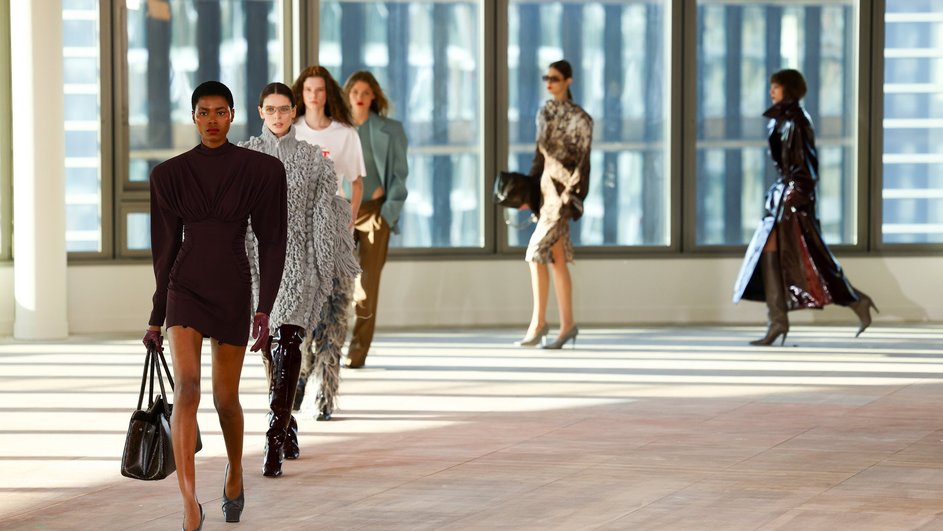 Показ Stella McCartney aw 2025 Показ Stella McCartney aw 2025