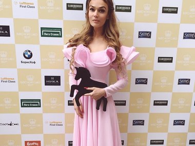 Slide image for gallery: 6363 | Алена Водонаева выглядела очень нежно: она выбрала легкое розовое платье и черную шляпку @instagram.com/alenavodonaeva