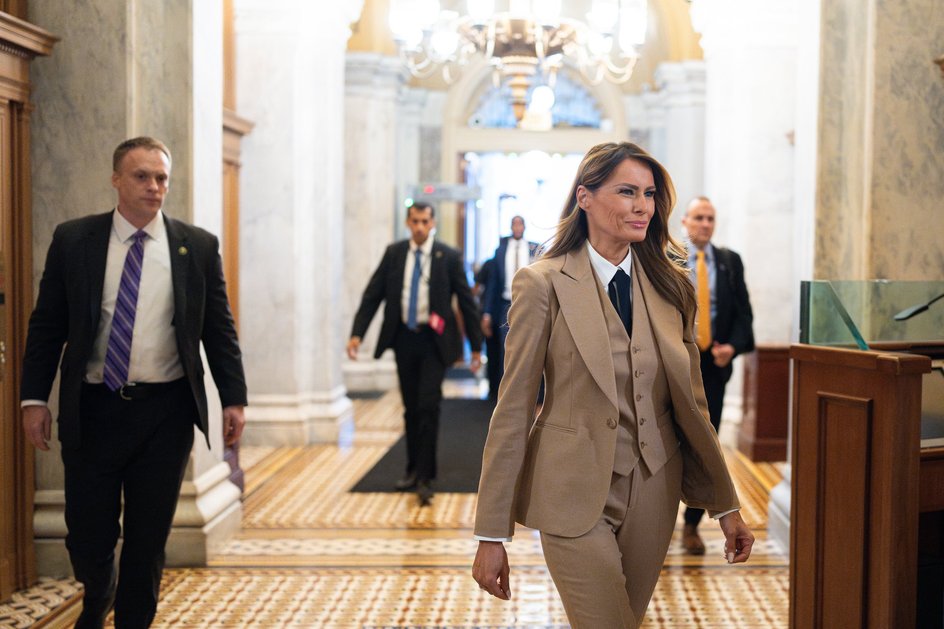 Мелания Трамп в монохромном брючном костюме Мелания Трамп в монохромном брючном костюме
