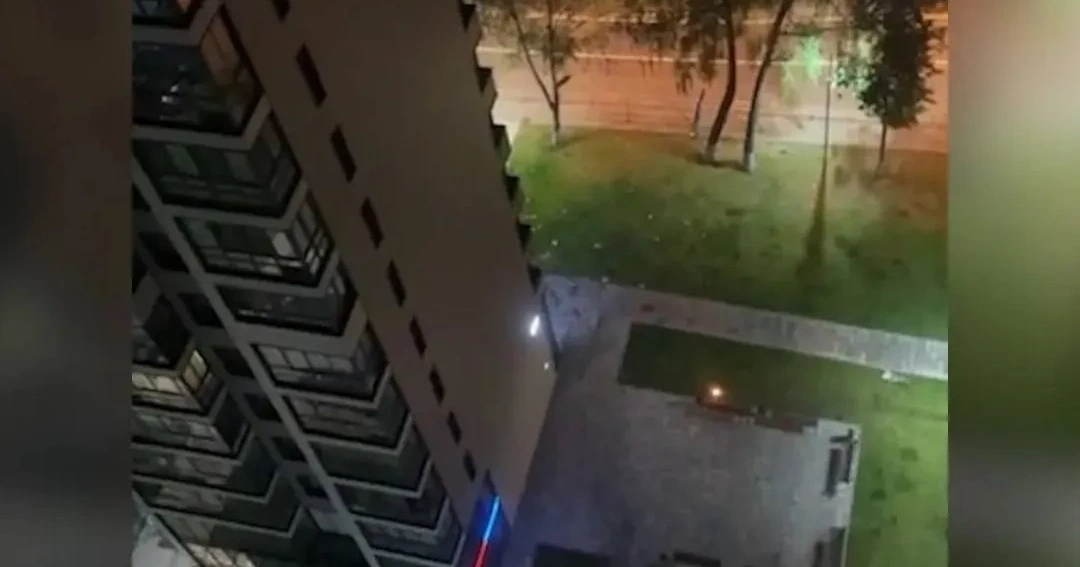 В подмосковном Красногорске упавшие обломки дрона вызвали пожар в многоэтажке