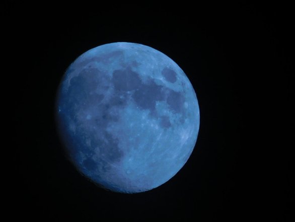 Цвет спутника не изменится. Название связано с выражением Once in a Blue Moon, то есть «Однажды под голубой Луной». Так говорят об исключительно редком событии. Фото: Unsplash