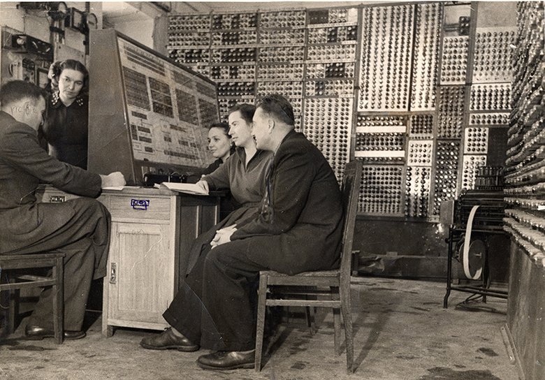 1951 год. Молодые кибернетики за пультом МЭСМ. Фото: Информационные технологии в Украине