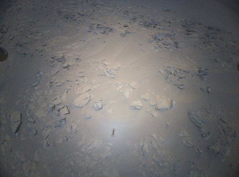 Фото сделано во время последнего полета Ingenuity. На кадре видна тень аппарата. Источник: NASA