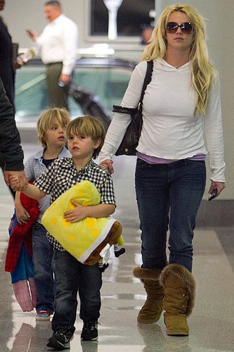 Бритни с сыновьями в аэропорту Нового Орлеана, февраль 2011 года