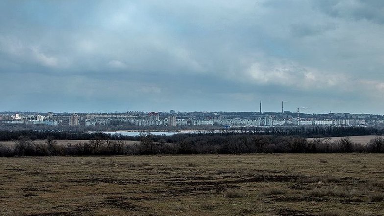 Остров Хортица расположен неподалеку от города, чуть ниже ДнепроГЭС. С него весь город Запорожье виден, как на ладони.