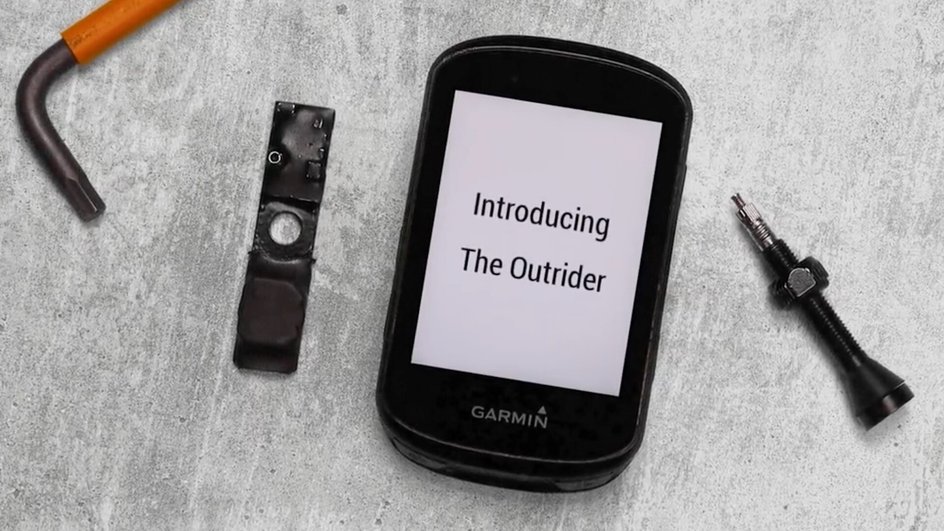 Датчик Outrider рядом с устройством бренда Garmin