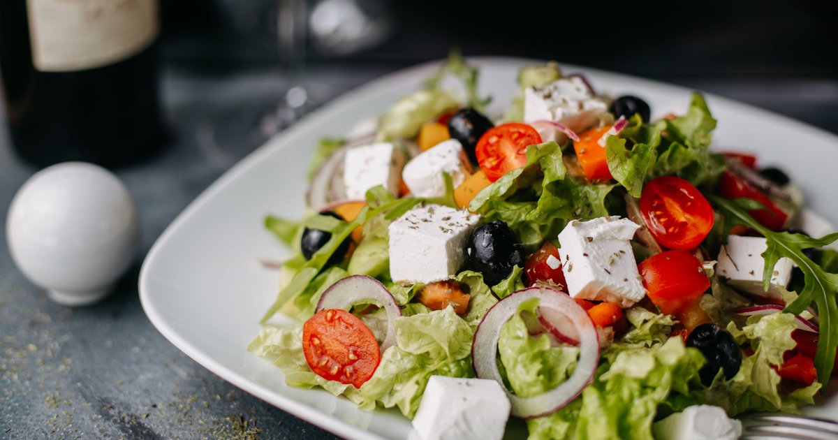 Греческий салат рецепт классический 1000 menu. Греческий салат с фетой. Greek Salad(греческий салат). Салат греческий в тарелке. Брынза для греческого салата.