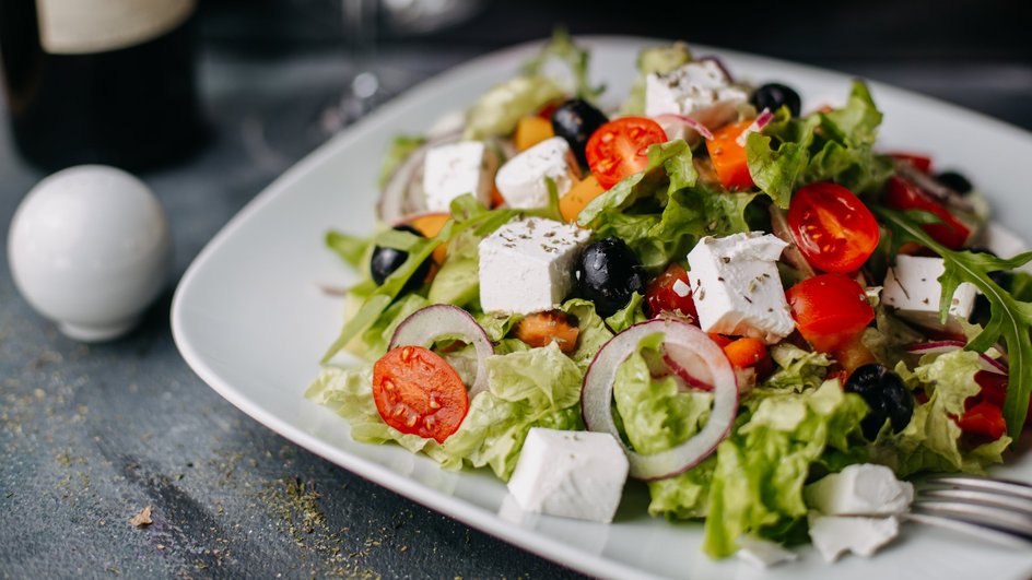 Греческий салат в белой тарелке