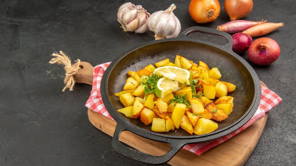 Картошка с чесноком в сковородке Картошка с чесноком в сковородке