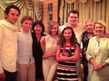Slide image for gallery: 4281 | Комментарий «Леди Mail.Ru»: У Гарика  действительно большая и дружная семья