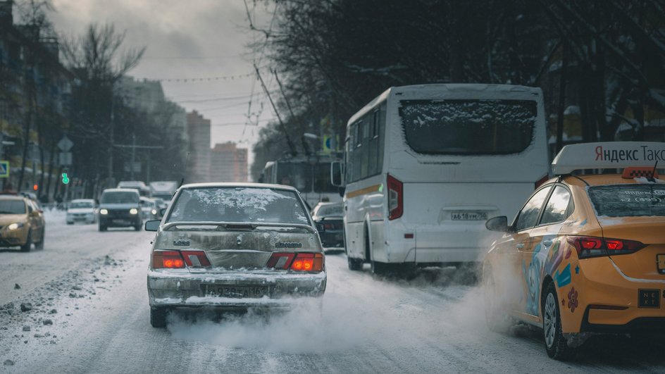 Автомобили едут по проезжей части Автомобили едут по проезжей части