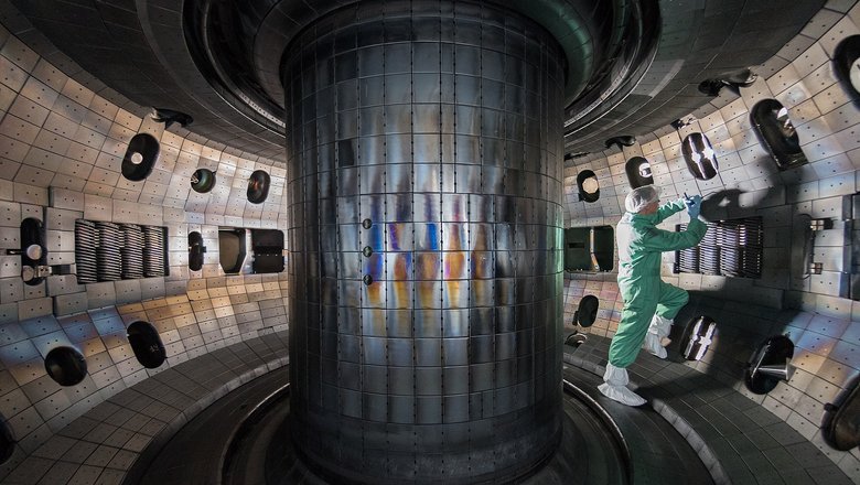 Реакционная камера экспериментального термоядерного реактора токамак