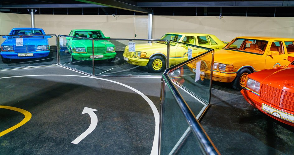 Радужные мерседесы в Emirates National Auto Museum в Абу-Даби.