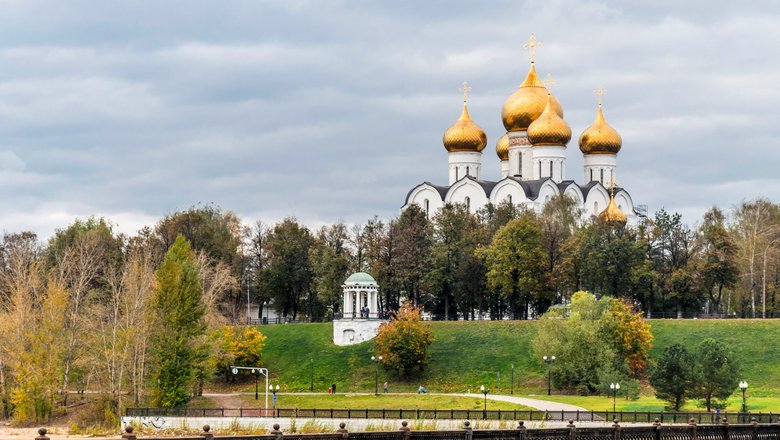 Вид на Успенский собор со Стрелки.