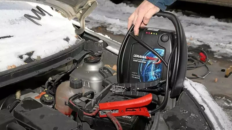 Бустер может помочь пустить мотор, но степень заряда батареи при этом практически не изменится. Сам бустер надо согревать перед пуском в мороз, тогда его эффективность станет гораздо выше.