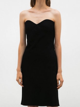 Выглядеть строго и стильно поможет черное платье-бюстье, которое можно дополнить жакетом оверсайз. Фото: Yves Saint Laurent Resale (La Moda)