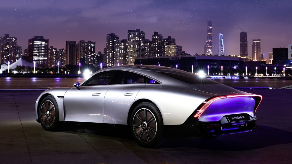 Серебристый концепт Mercedes-Benz VISION EQXX на фоне города