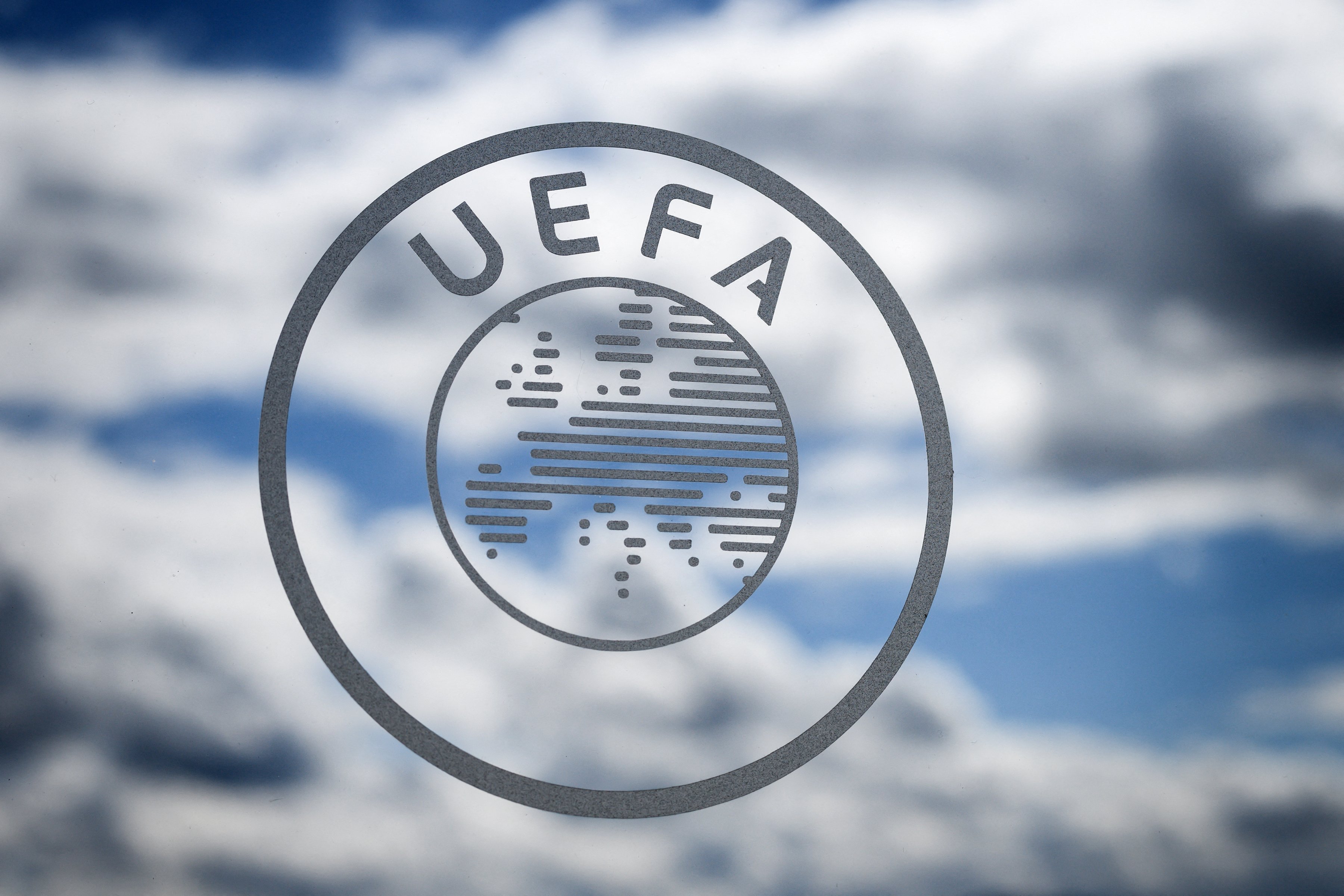 УЕФА запретил игрокам убирать бутылки во время официальных мероприятий