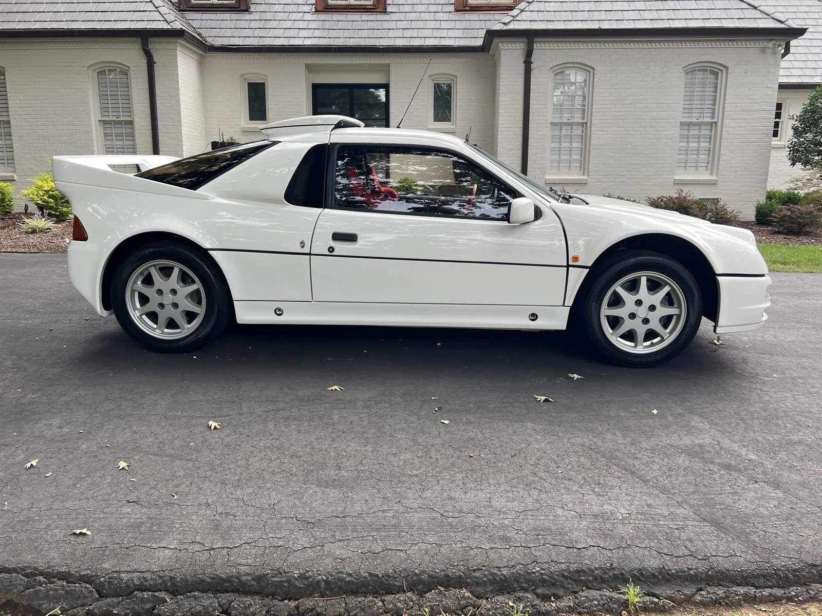 1 из 24: культовый Ford RS200 с пробегом 600 км пустят с молотка