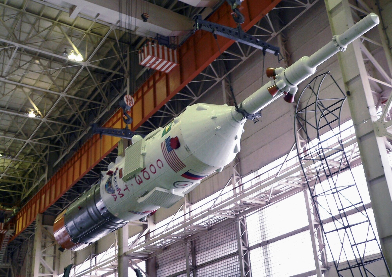 Космический корабль Союз ТМА-8 в процессе сборки, видна ДУ САС на головном обтекателе и сложенные решетчатые стабилизаторы / Фото: NASA