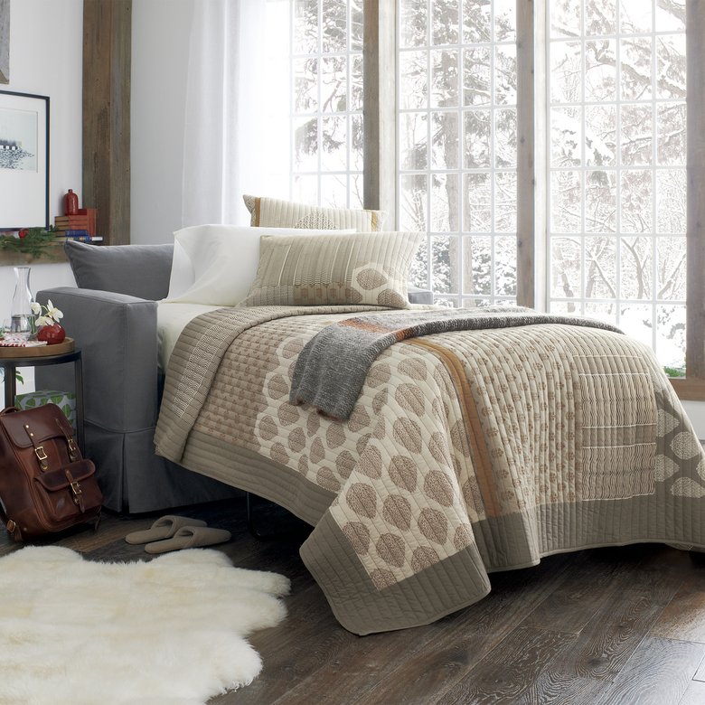 Благодаря даже небольшому шерстяному ковру или шкуре, брошенной возле дивана, в доме сразу станет уютнее и теплее