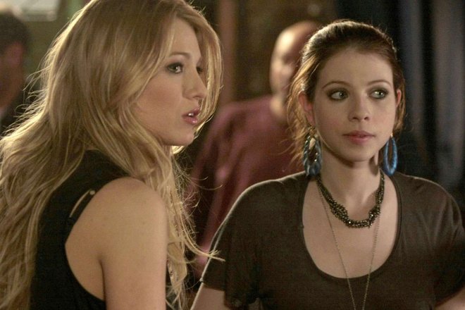 Блейк Лайвли и Мишель Трахтенберг в сериале «Сплетница»