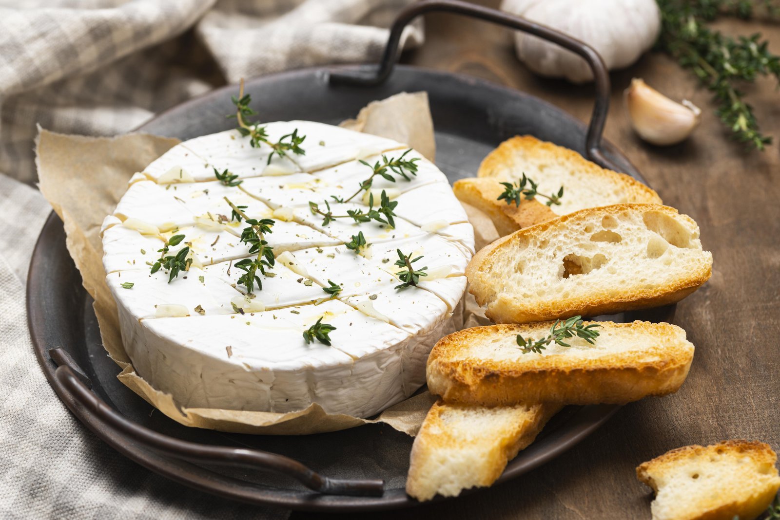 Запеченный камамбер с чесноком и травами: быстрая и изысканная закуска