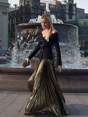 Slide image for gallery: 5201 | Модель Наталья Якимчик в золотой юбке и оригинальном черном пиджаке с открытыми плечами
