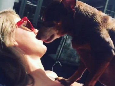 Slide image for gallery: 5720 | А вот певица Тейлор Свифт (к слову, самая популярная знаменитость в Instagram) на этой неделе целовалась с собачкой
