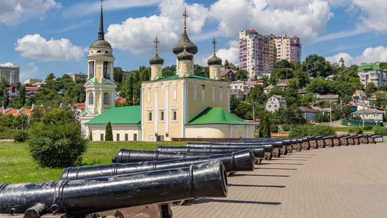 Пушки на Адмиралтейской набережной Воронежа.