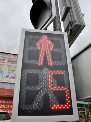 slide image for gallery: 26725 | Плоский светофор на Кронштадтском бульваре