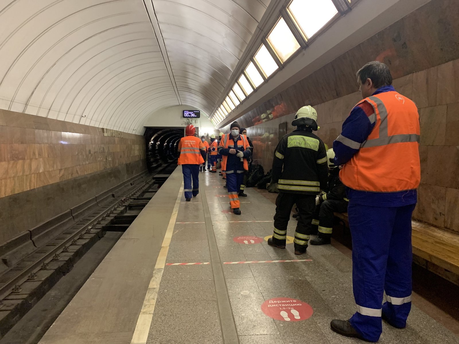 Что должен сделать человек, упавший на рельсы в метро