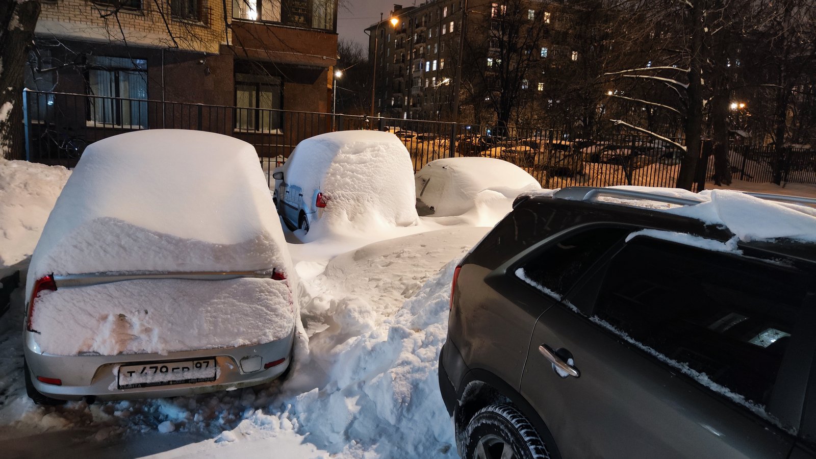 Как автомобилистов в Москве завалило снегом